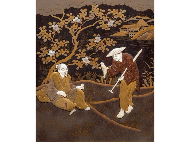 A large japanese black and gold lacquered panel with shibayama inlay of ivory and mother-of-pearl depicting a man resting under a tree being offered a fish by a passing salesman, meiji/taisho period (early 20thc), frame - afbeelding 8 van  10