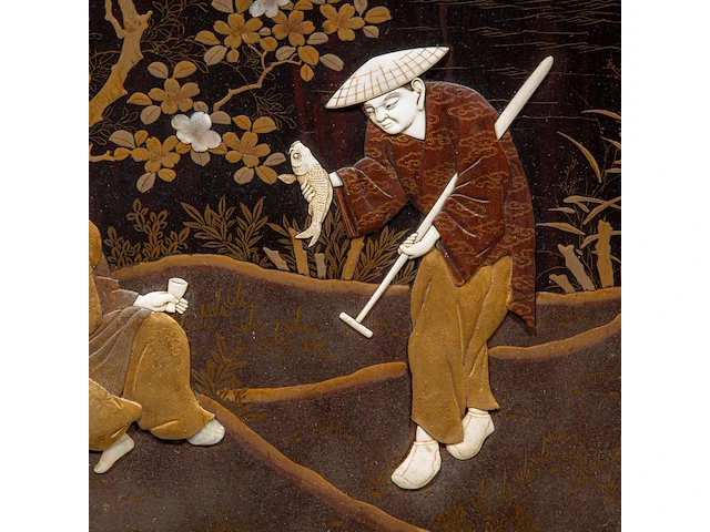 A large japanese black and gold lacquered panel with shibayama inlay of ivory and mother-of-pearl depicting a man resting under a tree being offered a fish by a passing salesman, meiji/taisho period (early 20thc), frame - afbeelding 10 van  10