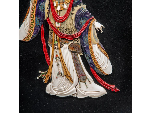 A large japanese black lacquered panel with shibayama inlay of ivory, mother-of-pearl and coloured bone depicting a fine lady, meiji/taisho period (early 20thc), 103x62 cm - 10,4 kg (+) - afbeelding 2 van  11
