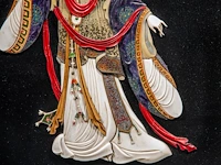 A large japanese black lacquered panel with shibayama inlay of ivory, mother-of-pearl and coloured bone depicting a fine lady, meiji/taisho period (early 20thc), 103x62 cm - 10,4 kg (+) - afbeelding 2 van  11