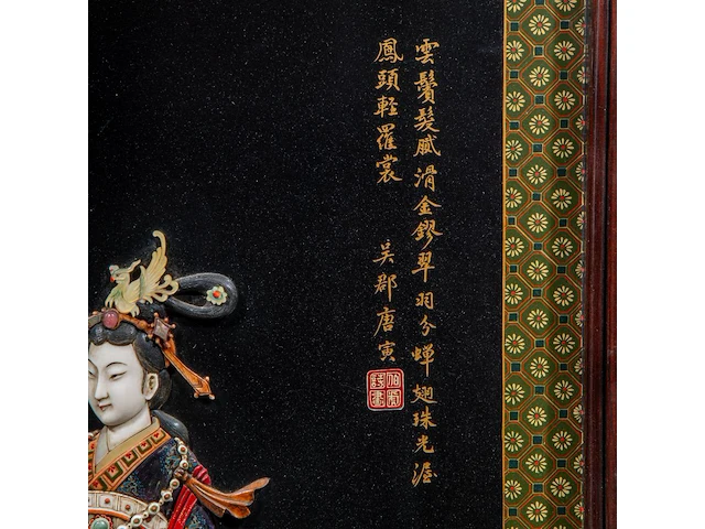 A large japanese black lacquered panel with shibayama inlay of ivory, mother-of-pearl and coloured bone depicting a fine lady, meiji/taisho period (early 20thc), 103x62 cm - 10,4 kg (+) - afbeelding 3 van  11