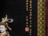 A large japanese black lacquered panel with shibayama inlay of ivory, mother-of-pearl and coloured bone depicting a fine lady, meiji/taisho period (early 20thc), 103x62 cm - 10,4 kg (+) - afbeelding 3 van  11