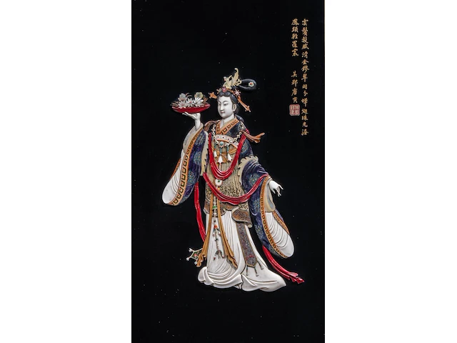 A large japanese black lacquered panel with shibayama inlay of ivory, mother-of-pearl and coloured bone depicting a fine lady, meiji/taisho period (early 20thc), 103x62 cm - 10,4 kg (+) - afbeelding 1 van  11