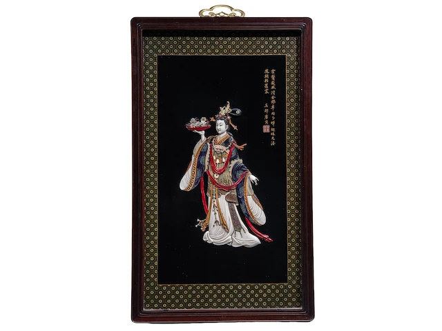 A large japanese black lacquered panel with shibayama inlay of ivory, mother-of-pearl and coloured bone depicting a fine lady, meiji/taisho period (early 20thc), 103x62 cm - 10,4 kg (+) - afbeelding 4 van  11