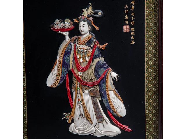 A large japanese black lacquered panel with shibayama inlay of ivory, mother-of-pearl and coloured bone depicting a fine lady, meiji/taisho period (early 20thc), 103x62 cm - 10,4 kg (+) - afbeelding 6 van  11