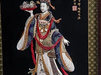 A large japanese black lacquered panel with shibayama inlay of ivory, mother-of-pearl and coloured bone depicting a fine lady, meiji/taisho period (early 20thc), 103x62 cm - 10,4 kg (+) - afbeelding 6 van  11