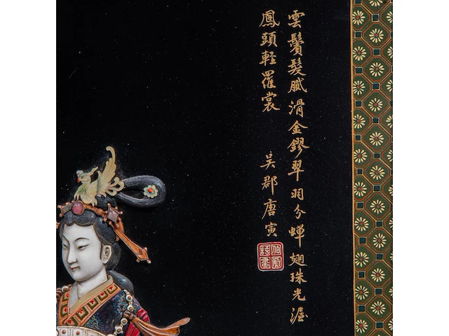 A large japanese black lacquered panel with shibayama inlay of ivory, mother-of-pearl and coloured bone depicting a fine lady, meiji/taisho period (early 20thc), 103x62 cm - 10,4 kg (+) - afbeelding 7 van  11