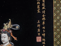 A large japanese black lacquered panel with shibayama inlay of ivory, mother-of-pearl and coloured bone depicting a fine lady, meiji/taisho period (early 20thc), 103x62 cm - 10,4 kg (+) - afbeelding 7 van  11