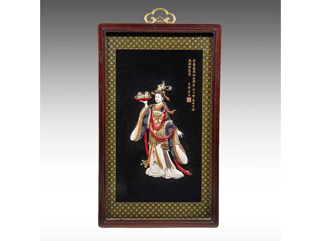 A large japanese black lacquered panel with shibayama inlay of ivory, mother-of-pearl and coloured bone depicting a fine lady, meiji/taisho period (early 20thc), 103x62 cm - 10,4 kg (+) - afbeelding 8 van  11