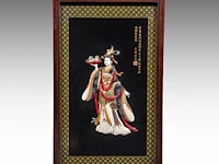 A large japanese black lacquered panel with shibayama inlay of ivory, mother-of-pearl and coloured bone depicting a fine lady, meiji/taisho period (early 20thc), 103x62 cm - 10,4 kg (+) - afbeelding 8 van  11