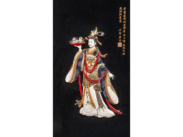 A large japanese black lacquered panel with shibayama inlay of ivory, mother-of-pearl and coloured bone depicting a fine lady, meiji/taisho period (early 20thc), 103x62 cm - 10,4 kg (+) - afbeelding 9 van  11