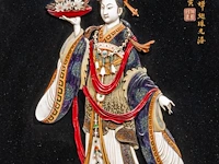 A large japanese black lacquered panel with shibayama inlay of ivory, mother-of-pearl and coloured bone depicting a fine lady, meiji/taisho period (early 20thc), 103x62 cm - 10,4 kg (+) - afbeelding 9 van  11