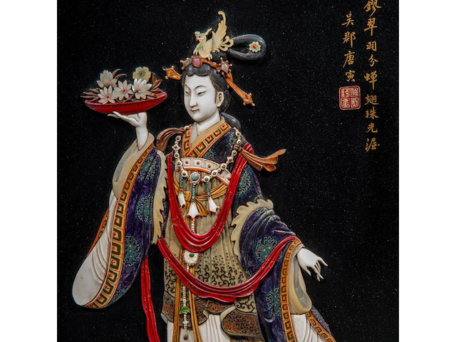 A large japanese black lacquered panel with shibayama inlay of ivory, mother-of-pearl and coloured bone depicting a fine lady, meiji/taisho period (early 20thc), 103x62 cm - 10,4 kg (+) - afbeelding 11 van  11