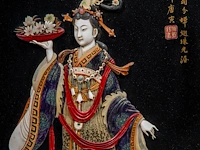 A large japanese black lacquered panel with shibayama inlay of ivory, mother-of-pearl and coloured bone depicting a fine lady, meiji/taisho period (early 20thc), 103x62 cm - 10,4 kg (+) - afbeelding 11 van  11
