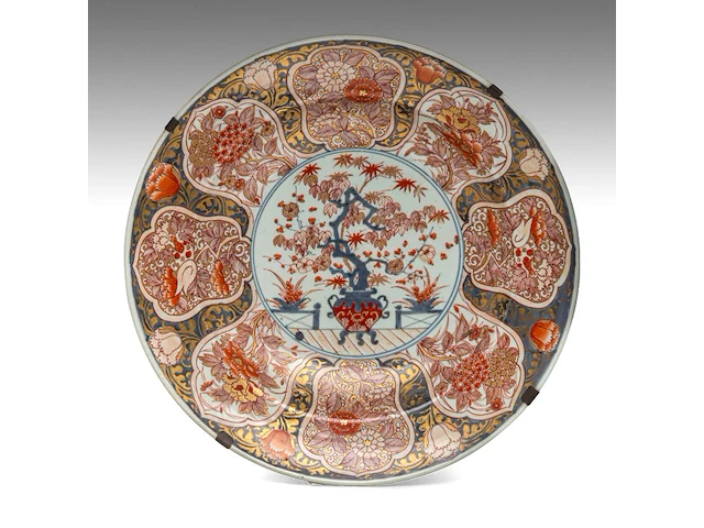 A large japanese imari 'flower basket' deep plate, edo period, ø 54,5 cm - afbeelding 1 van  3