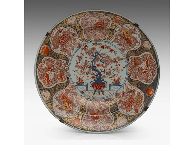 A large japanese imari 'flower basket' deep plate, edo period, ø 54,5 cm - afbeelding 2 van  3