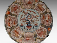 A large japanese imari 'flower basket' deep plate, edo period, ø 54,5 cm - afbeelding 2 van  3