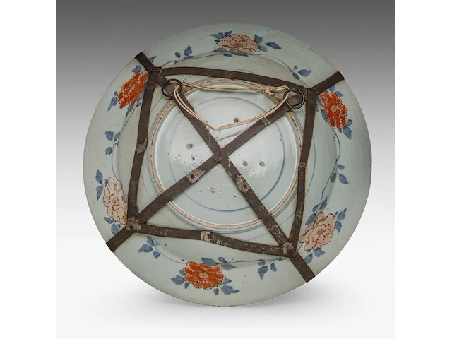 A large japanese imari 'flower basket' deep plate, edo period, ø 54,5 cm - afbeelding 3 van  3