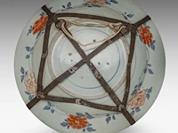 A large japanese imari 'flower basket' deep plate, edo period, ø 54,5 cm - afbeelding 3 van  3