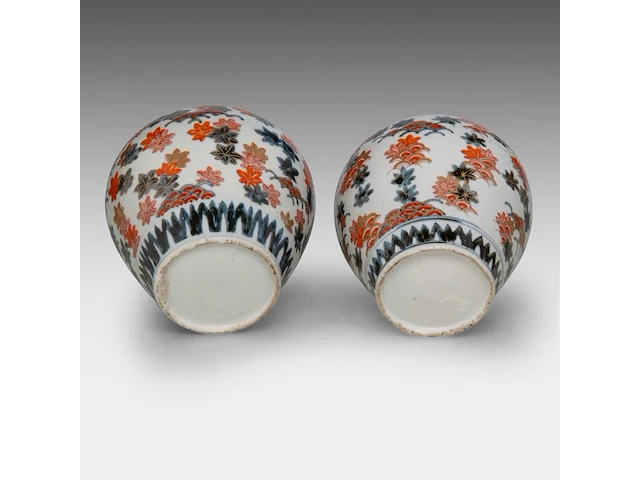 A large japanese imari porcelain tripod censer, meiji period (19thc), total h 47,5 cm - added a pair of lidded jars, 19thc, h 27 cm - afbeelding 2 van  12