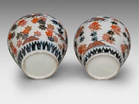 A large japanese imari porcelain tripod censer, meiji period (19thc), total h 47,5 cm - added a pair of lidded jars, 19thc, h 27 cm - afbeelding 2 van  12