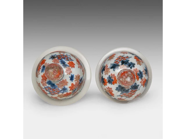 A large japanese imari porcelain tripod censer, meiji period (19thc), total h 47,5 cm - added a pair of lidded jars, 19thc, h 27 cm - afbeelding 3 van  12