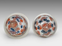 A large japanese imari porcelain tripod censer, meiji period (19thc), total h 47,5 cm - added a pair of lidded jars, 19thc, h 27 cm - afbeelding 3 van  12