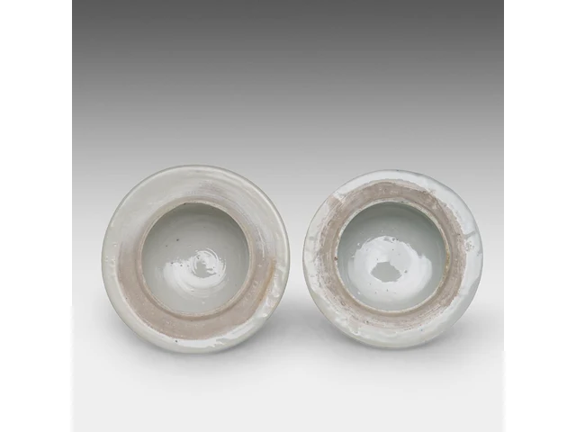 A large japanese imari porcelain tripod censer, meiji period (19thc), total h 47,5 cm - added a pair of lidded jars, 19thc, h 27 cm - afbeelding 4 van  12