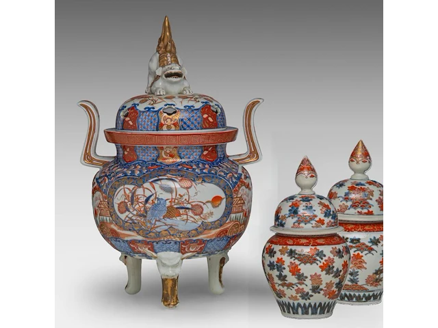 A large japanese imari porcelain tripod censer, meiji period (19thc), total h 47,5 cm - added a pair of lidded jars, 19thc, h 27 cm - afbeelding 1 van  12