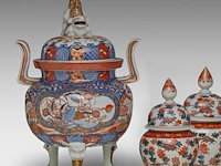A large japanese imari porcelain tripod censer, meiji period (19thc), total h 47,5 cm - added a pair of lidded jars, 19thc, h 27 cm