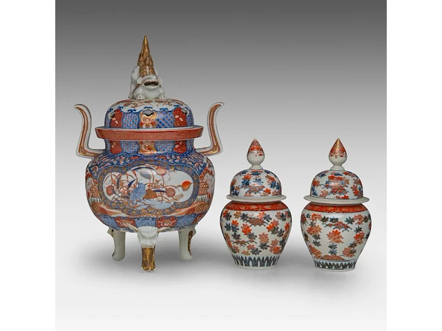 A large japanese imari porcelain tripod censer, meiji period (19thc), total h 47,5 cm - added a pair of lidded jars, 19thc, h 27 cm - afbeelding 5 van  12