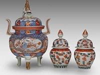 A large japanese imari porcelain tripod censer, meiji period (19thc), total h 47,5 cm - added a pair of lidded jars, 19thc, h 27 cm - afbeelding 5 van  12