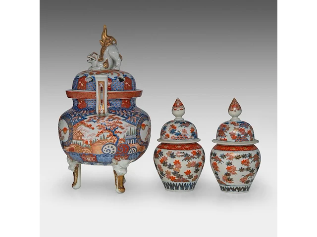 A large japanese imari porcelain tripod censer, meiji period (19thc), total h 47,5 cm - added a pair of lidded jars, 19thc, h 27 cm - afbeelding 6 van  12