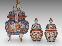A large japanese imari porcelain tripod censer, meiji period (19thc), total h 47,5 cm - added a pair of lidded jars, 19thc, h 27 cm - afbeelding 6 van  12