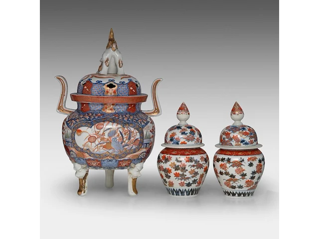 A large japanese imari porcelain tripod censer, meiji period (19thc), total h 47,5 cm - added a pair of lidded jars, 19thc, h 27 cm - afbeelding 7 van  12