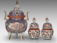 A large japanese imari porcelain tripod censer, meiji period (19thc), total h 47,5 cm - added a pair of lidded jars, 19thc, h 27 cm - afbeelding 7 van  12