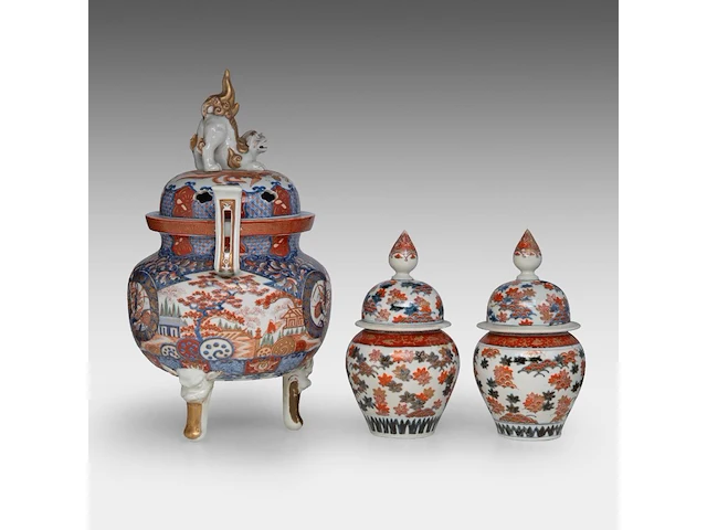A large japanese imari porcelain tripod censer, meiji period (19thc), total h 47,5 cm - added a pair of lidded jars, 19thc, h 27 cm - afbeelding 8 van  12