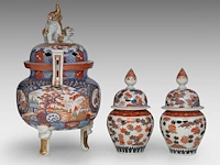 A large japanese imari porcelain tripod censer, meiji period (19thc), total h 47,5 cm - added a pair of lidded jars, 19thc, h 27 cm - afbeelding 8 van  12