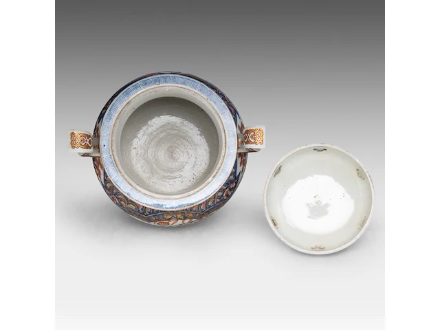A large japanese imari porcelain tripod censer, meiji period (19thc), total h 47,5 cm - added a pair of lidded jars, 19thc, h 27 cm - afbeelding 9 van  12