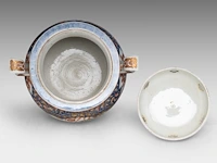 A large japanese imari porcelain tripod censer, meiji period (19thc), total h 47,5 cm - added a pair of lidded jars, 19thc, h 27 cm - afbeelding 9 van  12