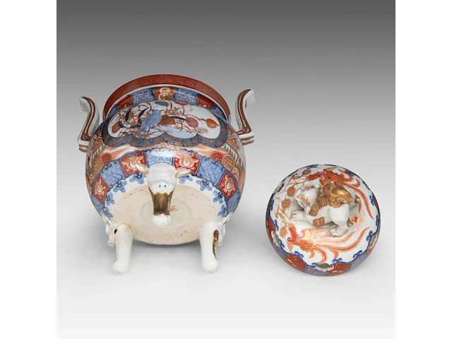 A large japanese imari porcelain tripod censer, meiji period (19thc), total h 47,5 cm - added a pair of lidded jars, 19thc, h 27 cm - afbeelding 10 van  12