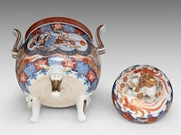 A large japanese imari porcelain tripod censer, meiji period (19thc), total h 47,5 cm - added a pair of lidded jars, 19thc, h 27 cm - afbeelding 10 van  12