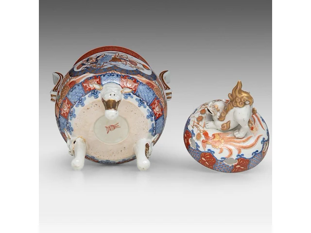 A large japanese imari porcelain tripod censer, meiji period (19thc), total h 47,5 cm - added a pair of lidded jars, 19thc, h 27 cm - afbeelding 11 van  12