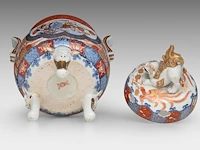 A large japanese imari porcelain tripod censer, meiji period (19thc), total h 47,5 cm - added a pair of lidded jars, 19thc, h 27 cm - afbeelding 11 van  12