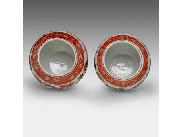 A large japanese imari porcelain tripod censer, meiji period (19thc), total h 47,5 cm - added a pair of lidded jars, 19thc, h 27 cm - afbeelding 12 van  12