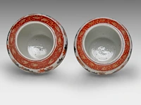 A large japanese imari porcelain tripod censer, meiji period (19thc), total h 47,5 cm - added a pair of lidded jars, 19thc, h 27 cm - afbeelding 12 van  12