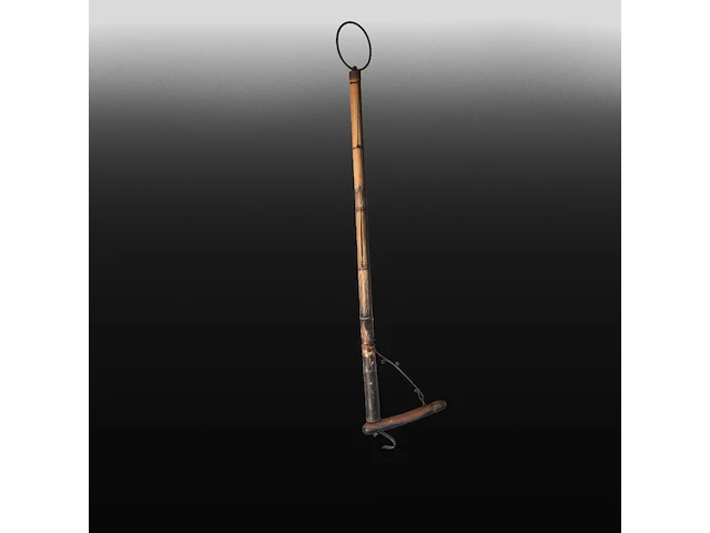 A large japanese phallic bamboo 'jizai kagi' (kettle hook), h 160 cm (total) - h 33 cm (the phallus) - afbeelding 1 van  5