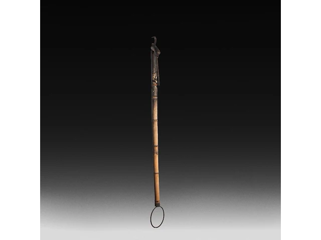 A large japanese phallic bamboo 'jizai kagi' (kettle hook), h 160 cm (total) - h 33 cm (the phallus) - afbeelding 2 van  5