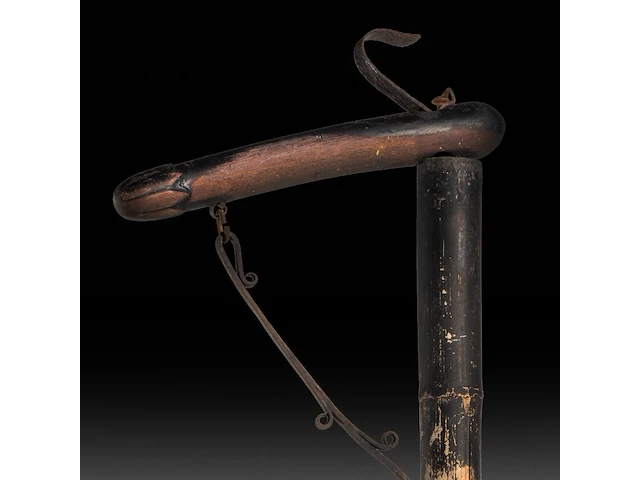 A large japanese phallic bamboo 'jizai kagi' (kettle hook), h 160 cm (total) - h 33 cm (the phallus) - afbeelding 4 van  5