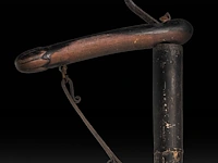 A large japanese phallic bamboo 'jizai kagi' (kettle hook), h 160 cm (total) - h 33 cm (the phallus) - afbeelding 4 van  5